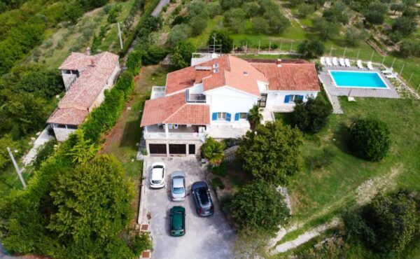 5 bedrooms villa with sea view private pool and enclosed garden at Buje