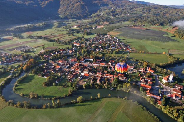 Dolenjska dežela kozolcev, cvička, reke Krke, termalnih vrelcev in zidanic
