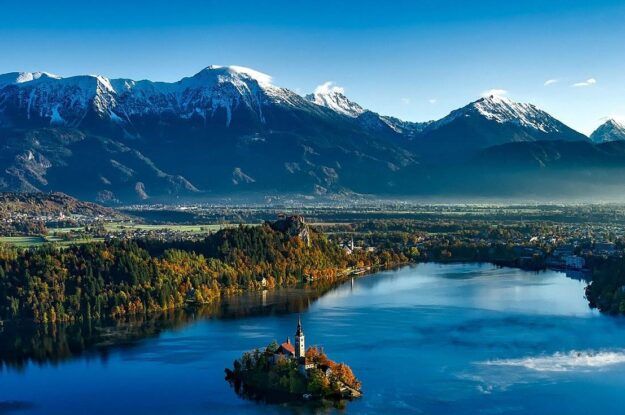 Gorenjska vas vse leto vabi v objem gora, zelenih planin, čudovitih jezer in deročih slapov