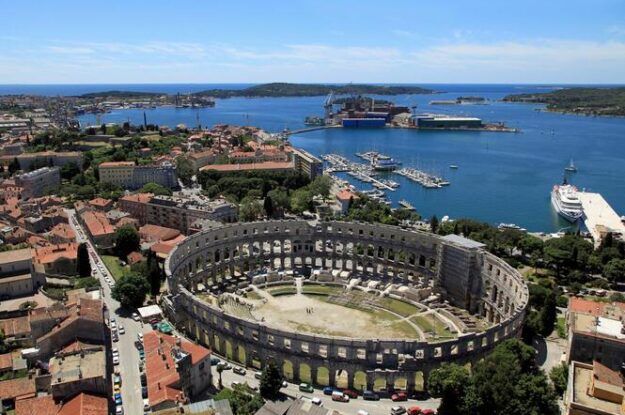 Istra z  beneško arhitekturo zgradb, cerkev, zvonikov, čudovito obalo in plažami