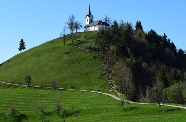 Osrednje slovensko regijo odlikujejo slikovite vasi, vrsta gradov in dvorcev ter vaške cerkve z bogato umetniško zapuščino