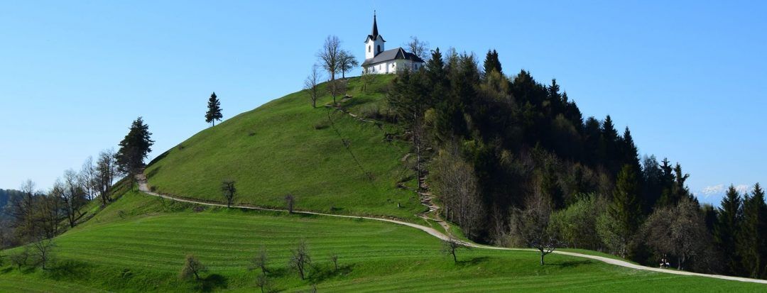 Osrednje slovensko regijo odlikujejo slikovite vasi, vrsta gradov in dvorcev ter vaške cerkve z bogato umetniško zapuščino