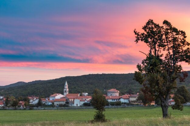 Vrtače, jame in podzemne reke tvorijo izjemno planoto Kras