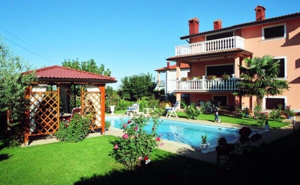 3 bedrooms villa with private pool enclosed garden and wifi at Umag